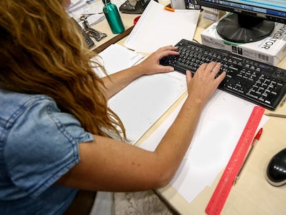 Imagen de archivo de una mujer trabajando con su ordenador.
19/06/2019