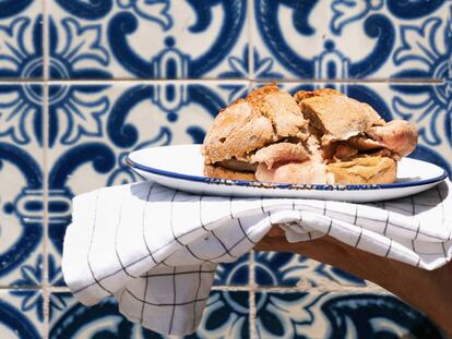 Una 'bifana', el bocadillo típico portugués a base de carne de cerdo guisada, en un local de Oporto.