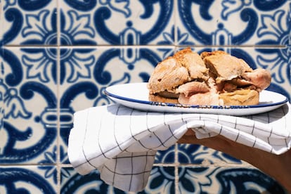 Una 'bifana', el bocadillo típico portugués a base de carne de cerdo guisada, en un local de Oporto.