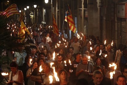 Simpatitzants d'ERC disabte a la nit amb torxes al Fossar de les Moreres, a Barcelona, per participar en la vigília de la Diada organitzada per ERC-Barcelona Vella.