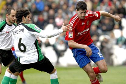 Javier Arizmendi, del Zaragoza, ante Crespo, del Racing.