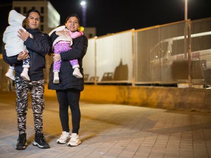 Erika León, su marido y sus hijas, frente al centro de Villa de Vallecas, donde están alojados, el pasado 2 de enero.