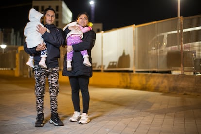 Erika León, su marido y sus hijas, frente al centro de Villa de Vallecas, donde están alojados, el pasado 2 de enero.