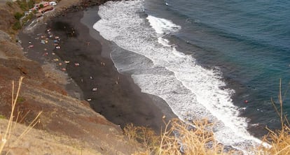 La platja de Las Gaviotas, a Santa Cruz de Tenerife, és la germana naturista de Las Teresitas. És a tres quilòmetres del barri de San Andrés.