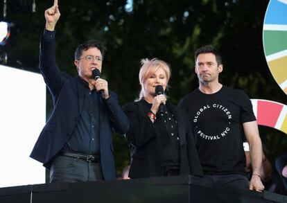 Los actores Hugh Jackman y Stephen Colbert, presentadores del festival Global Citizen, junto a Deborra Lee Furnes.