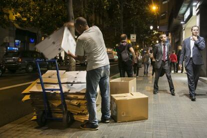 Adbendi Griger recoge cartón, el pasado viernes, en la calle Gran de Gràcia de Barcelona.