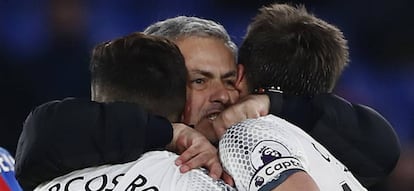 Mourinho abraza a Rojo y Carrick tras la victoria del Manchester United en casa del Crystak Palace.