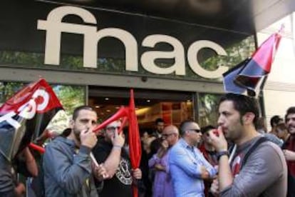 Un total de 54 escritores no han acudido hoy a los estands habilitados por la Fnac para que firmaran sus libros con motivo de la celebración de la Diada de Sant Jordi, en solidaridad con la huelga de trabajadores de esa multinacional francesa convocada por el sindicato CGT en protesta por la precarización de las condiciones laborales.