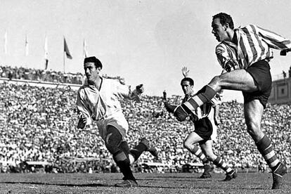 Madrid, 28 de mayo de 1950. El mítico futbolista del Atlétic de Bilbao Telmo Zarra dispara a puerta durante la final de la Copa del Generalísimo contra el Valladolid, disputada en el campo de Chamartín. Tras él, su compañero Iriondo.