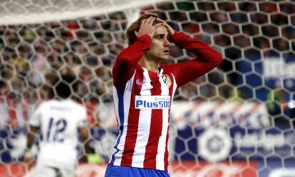 El jugador francés del Atlético de Madrid Antoine Griezmann se echa las manos a la cabeza durante el partido.
