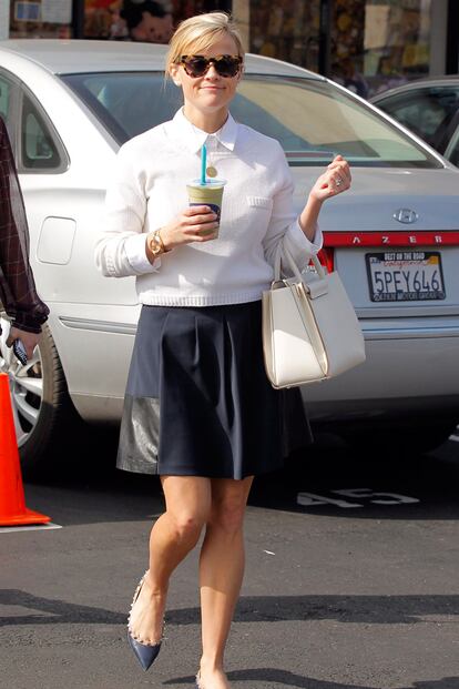 Jersey, minifalda y zapatos planos de Valentino. Es el impecable uniforme de Reese Witherspoon para una tarde de compras en Santa Mónica.