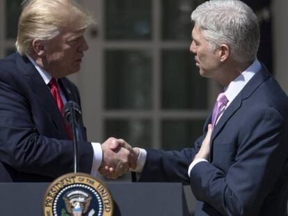 Trump com Gorsuch, o novo juiz conservador da Suprema Corte.