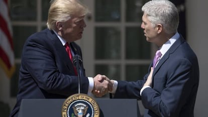 Trump com Gorsuch, o novo juiz conservador da Suprema Corte.