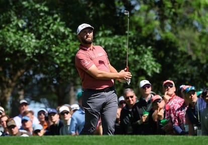 Jon Rahm durante la cuarta ronda del Masters de Augusta, este domingo.