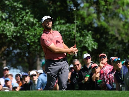 Jon Rahm durante la cuarta ronda del Masters de Augusta, este domingo.