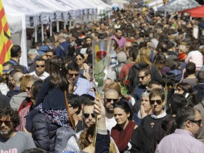 Centenars de persones omplen la Rambla de Catalunya el Sant Jordi del 2016.