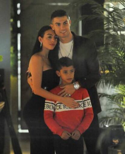 Georgina Rodríguez, Cristiano Ronaldo y Cristiano Jr., el pasado martes en Londres. 