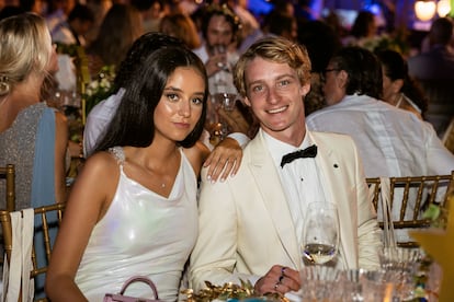 Otra de las invitadas que acaparó más miradas fue Victoria Federica, la nieta del rey emérito, que en la fotografía posa junto a Balthazar Gravier, el hijo de Valeria Mazza. La aristócrata subió al escenario para subastar el vestido que lució en la gala, firmado por Andrew Pocrid, y que alcanzó los 7.500 euros.