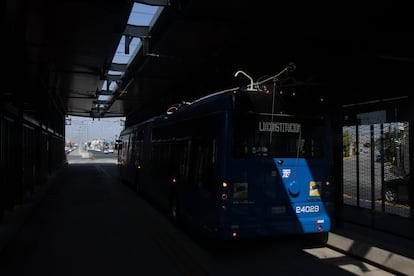 Initially, the State of Mexico authorities had announced that the trolleybus would be operational in 2023, but the project suffered various delays and flooding, which postponed the start date.