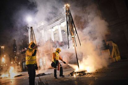 Un bombero apaga el fuego provocado por los aficionados a las puertas del Museo del Prado