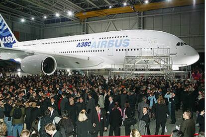 Acto de presentación oficial del nuevo producto de la factoría Airbus, el A380, en la sede de Tolouse (Francia).