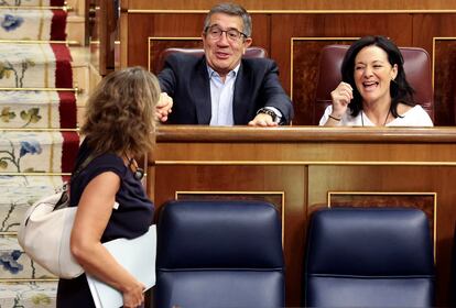La ministra de Transición Ecológica, Teresa Ribera (en primer término), y el portavoz del PSOE en el Congreso, Patxi López, este jueves en la Cámara baja.