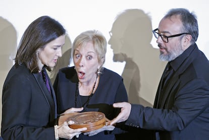 Rosá María Sardá, ayer en la Academia de Cine, entre Ángeles González-Sinde y Alex de la Iglesia.