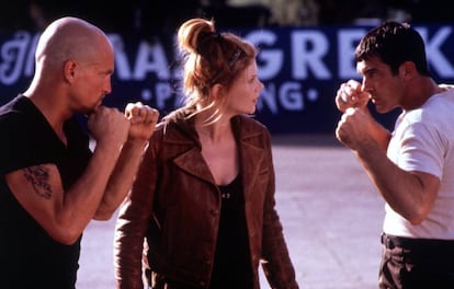 Imagen de la película "Jugando a tope" del director Ron Shelton, protagonizada por Antonio Banderas, Lolita Davidovich y Woody Harrelson.
