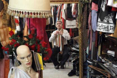 Julio Gisbert, empleado de una Caja de Ahorros y experto en economías alternativas, en la tienda de trueque Adelita.