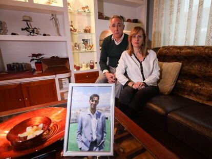Antonio García y Rosario Pérez, padres de Iván, posan junto a una foto suya en el salón de su domicilio en Carabanchel.