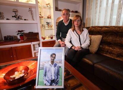 Antonio García y Rosario Pérez, padres de Iván, posan junto a una foto suya en el salón de su domicilio en Carabanchel.