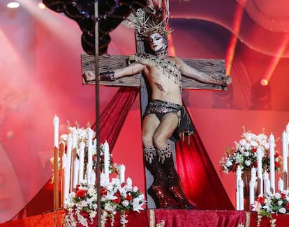 "Bochornoso el espectáculo de la gala drag queen en el Carnaval de Las Palmas de Gran Canaria. Una auténtica provocación hacia las creencias religiosas de la mayoría de los españoles llevada a cabo por un grupo minoritario —como son los colectivos LGTB— que reclama respeto hacia ellos y sus tendencias sexuales, pero que ellos no practican con los demás. Es manifiesto su odio a Jesucristo y a su Iglesia, se ve que necesitan burlarse y atacar a los católicos. ¿Dónde están las autoridades que permitieron semejante insulto? ¡Y todo queda impune!"