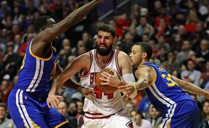 Mirotic, entre Green y Curry.