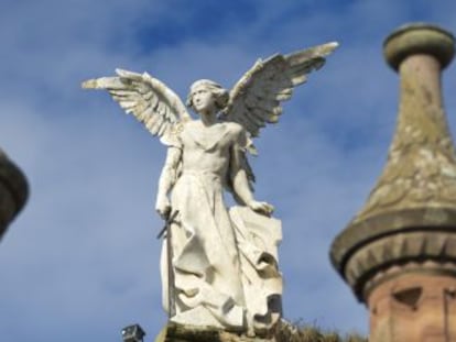 Estatua de un &aacute;ngel en el cementerio de Comillas (Cantabria).