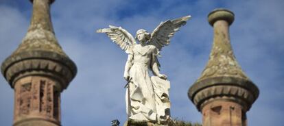 Estatua de un &aacute;ngel en el cementerio de Comillas (Cantabria).