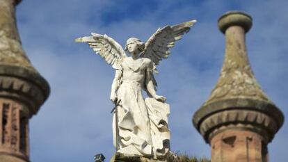 Estatua de un &aacute;ngel en el cementerio de Comillas (Cantabria).