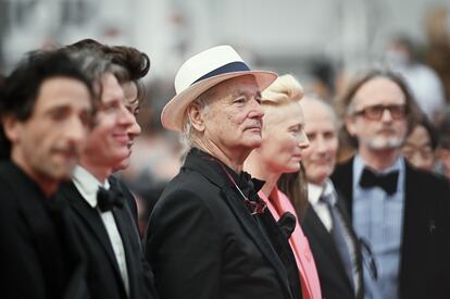 Bill Murray, en el centro, antes de la proyección de 'The French Dispatch' en el Festival de Cannes 2021.