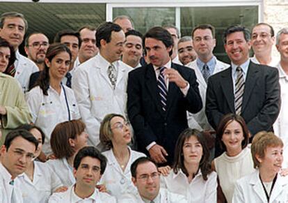 José María Aznar, con los trabajadores del hospital Calahorra, inaugurado ayer.