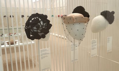 Sombreros que beben de la tradición de Balenciaga, expuesto en el Museu del Disseny de Barcelona.
