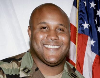 Fotograf&iacute;a facilitada por la polic&iacute;a de Los &Aacute;ngeles, Estados Unidos que muestra al expolic&iacute;a sospechoso de un doble homicidio Christopher Dorner. 