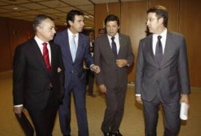 El ministro de Industria, Energía y Turismo, José Manuel Soria (2i), junto a los presidentes de País Vasco, Iñigo Urkullu (i); Asturias, Javier Fernández (2d); Galicia, Alberto Núñez Feijoo (d), tras una reunión sobre el sector naval. EFE/Archivo