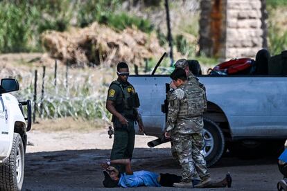 Un hombre yace en el suelo tras ser detenido por oficiales de la Patrulla Fronteriza.