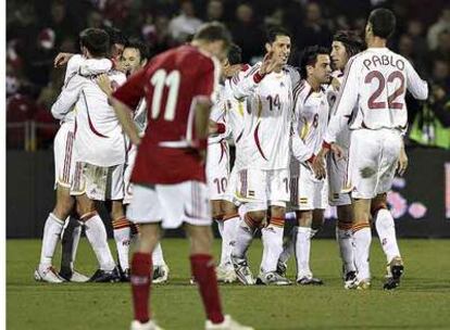 Los jugadores españoles celebran el tanto de Riera, el tercero de España.