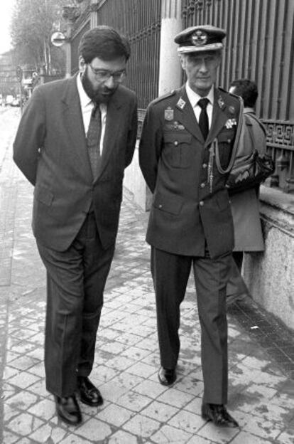 El exjefe del Estado Mayor, Gonzalo Puigcerver (derecha), con Narcís Serra en 1989.