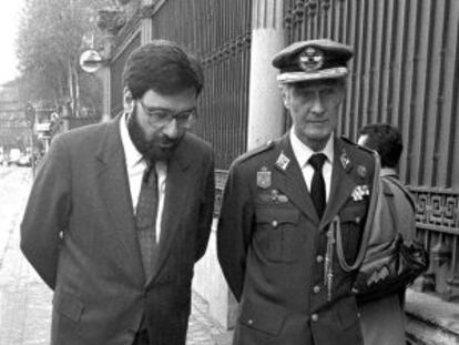 El exjefe del Estado Mayor, Gonzalo Puigcerver (derecha), con Narcís Serra en 1989.
