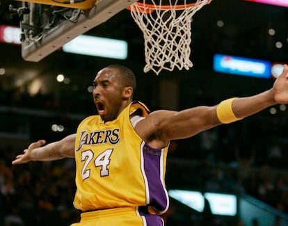 Kobe Bryant comemora uma cesta do Los Angeles Lakers em abril de 2007.