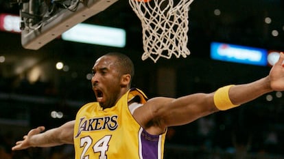 Kobe Bryant comemora uma cesta do Los Angeles Lakers em abril de 2007.