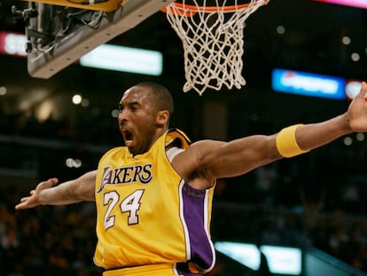 Kobe Bryant celebra un tanto para Los Angeles Lakers en abril de 2007.