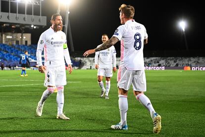Sergio Ramos celebra con Toni Kroos su gol al Inter en el Alfredo di Stéfano.