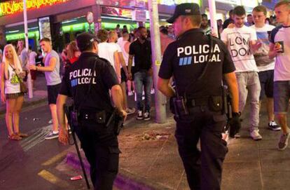 Policías municipales patrullan en la zona de Punta Ballena, en Magaluf.